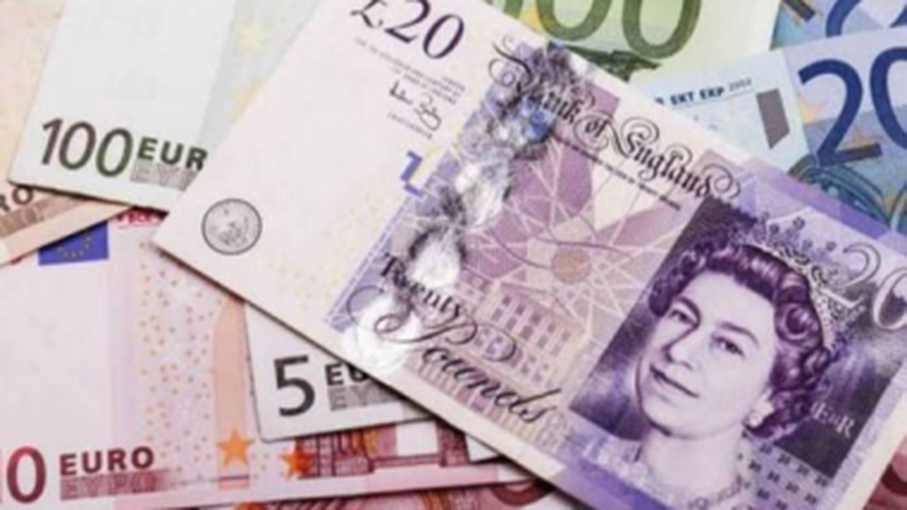 تراجع سعر الجنيه الاسترليني يضغط على قيمة الجنيه في تعاملات الثلاثاء